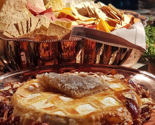 Brie envolto em massa folhada com gengibre caramelizado e favo de mel